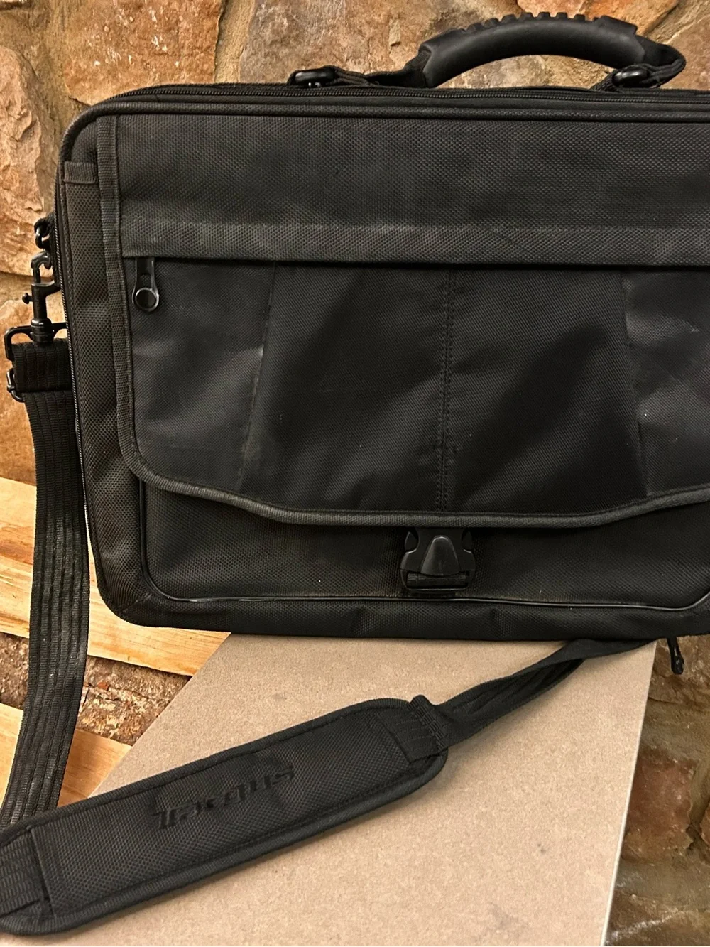 Men's Black Laptop Messenger Bag with Adjustable Shoulder Strap Vargus
